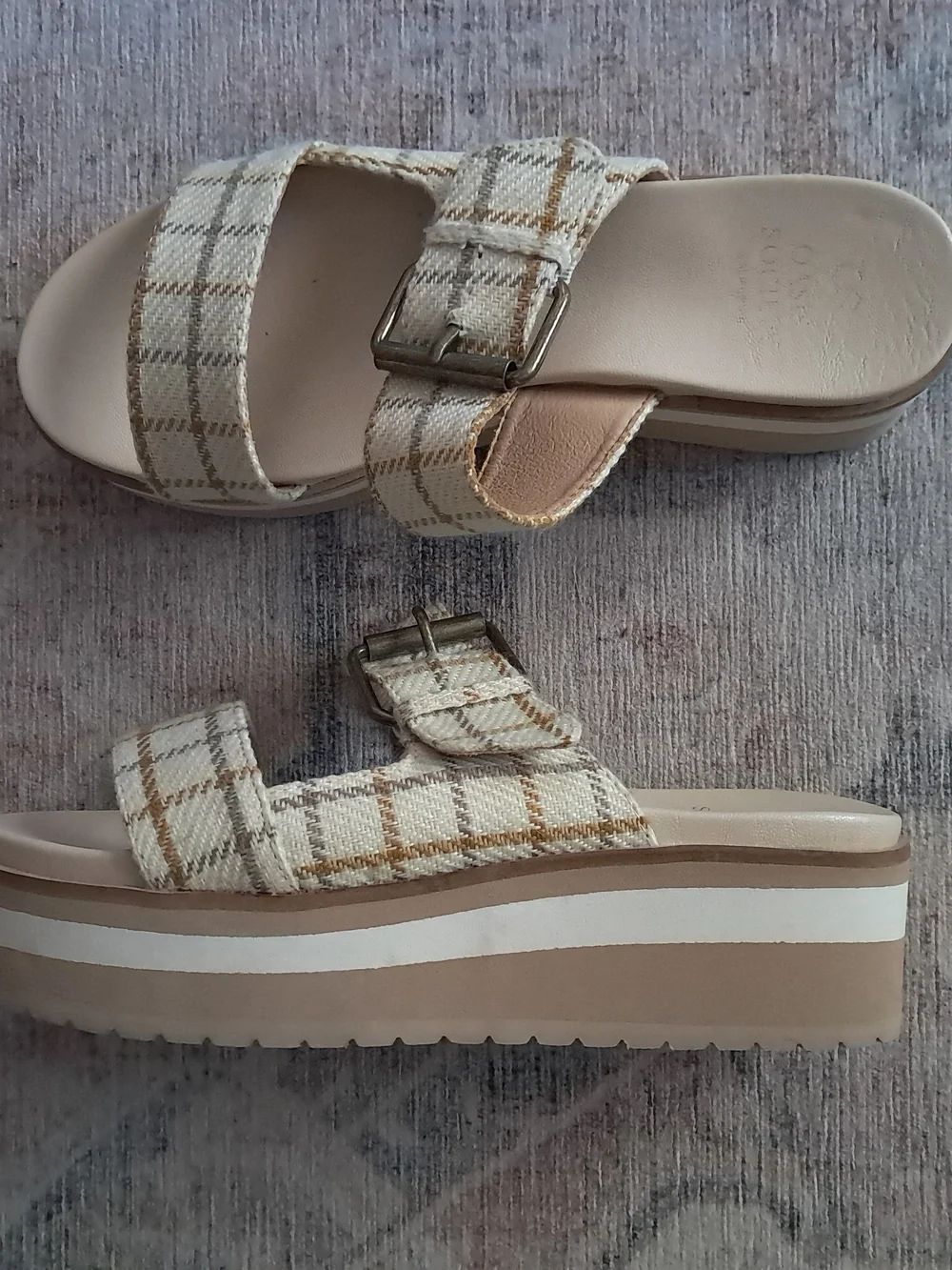 Platform Sandals With Buckle - Picture 4 of 7